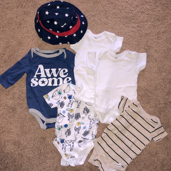Gender Neutral Lot of 0-3 month - onesies and bucket hat - Picture 1 of 5